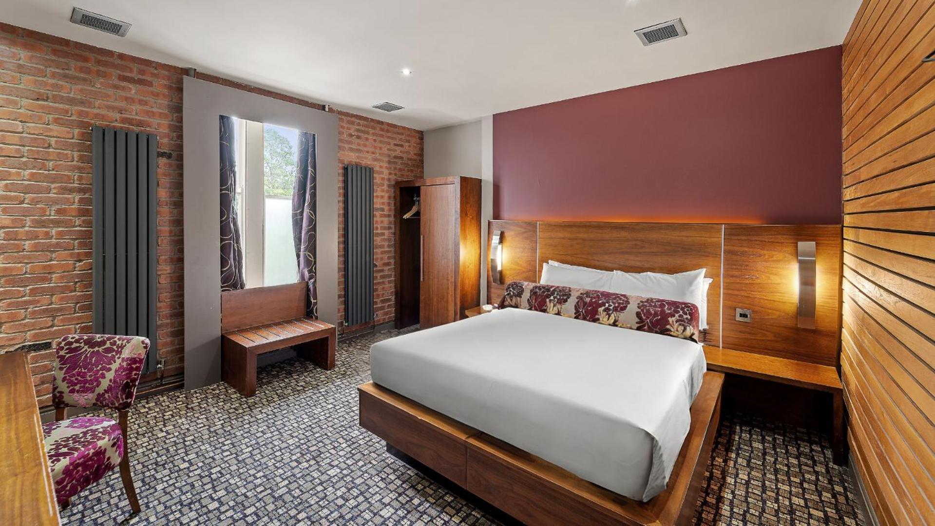 9 Exceptional Design Hotels Near Bingham Park and Whiteley Woods