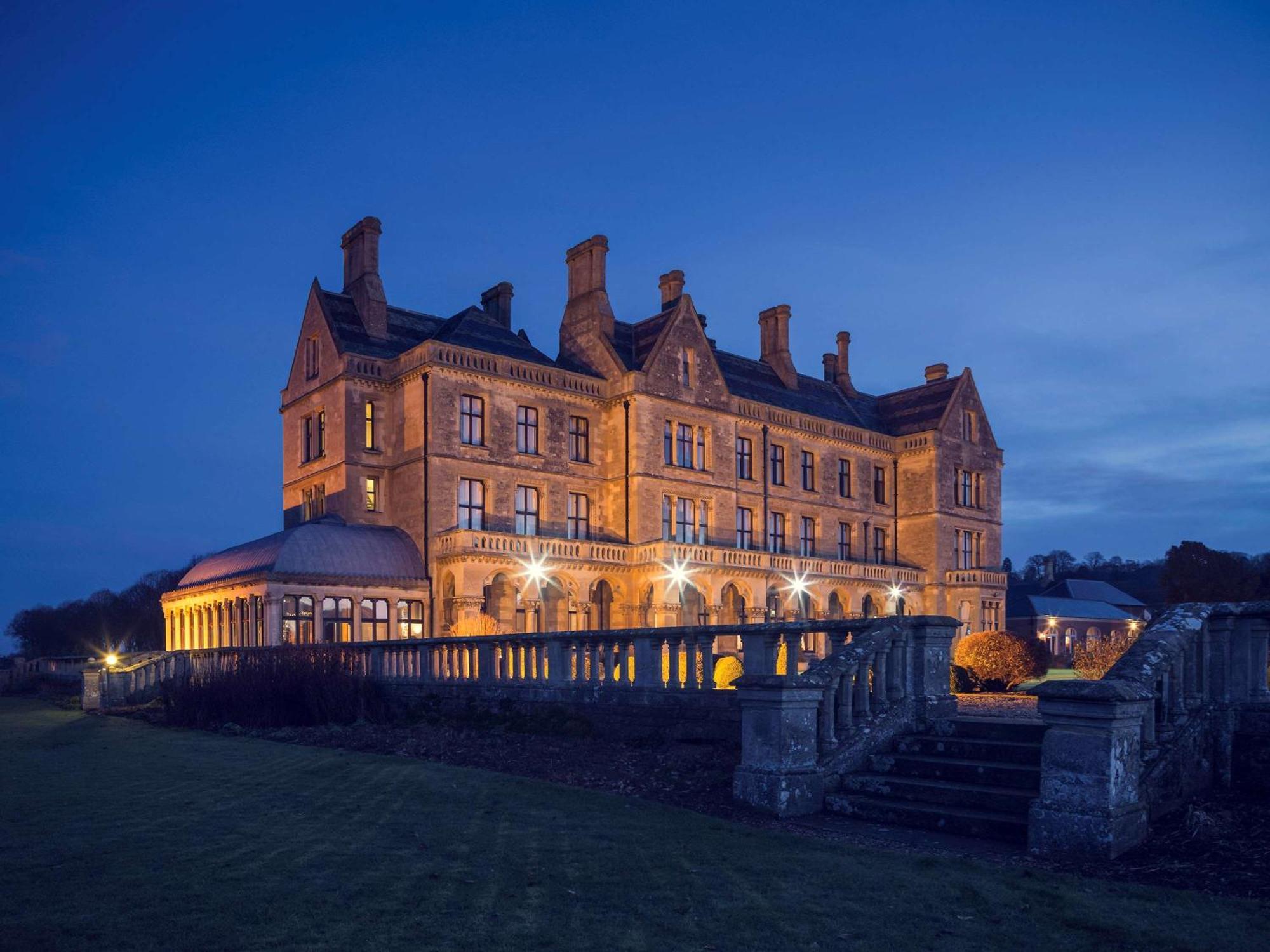 4 Smart Hotels Near Heritage Motor Centre Worth Booking