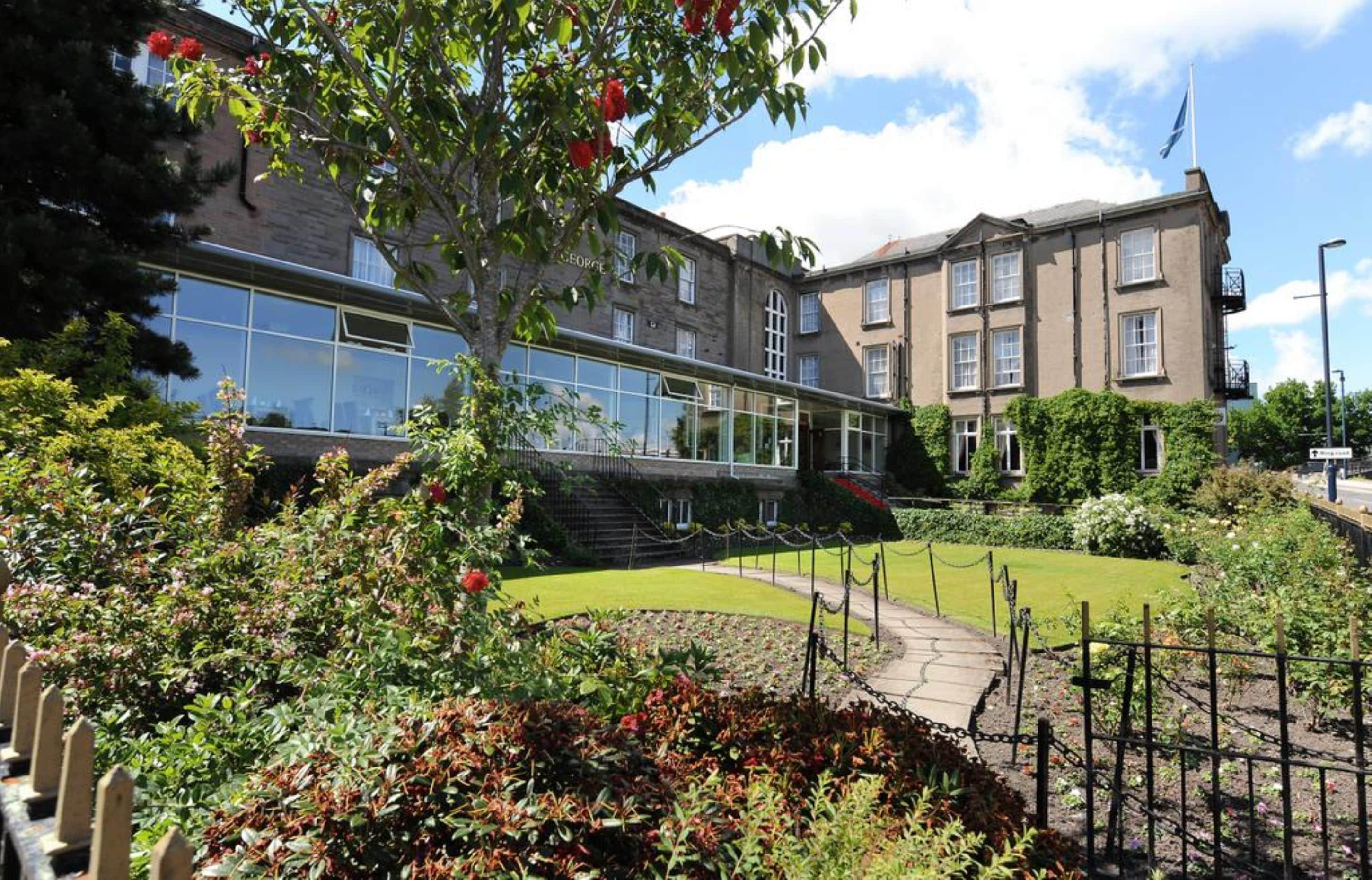 4 Family Hotels Near St Ninian's Cathedral Worth Booking