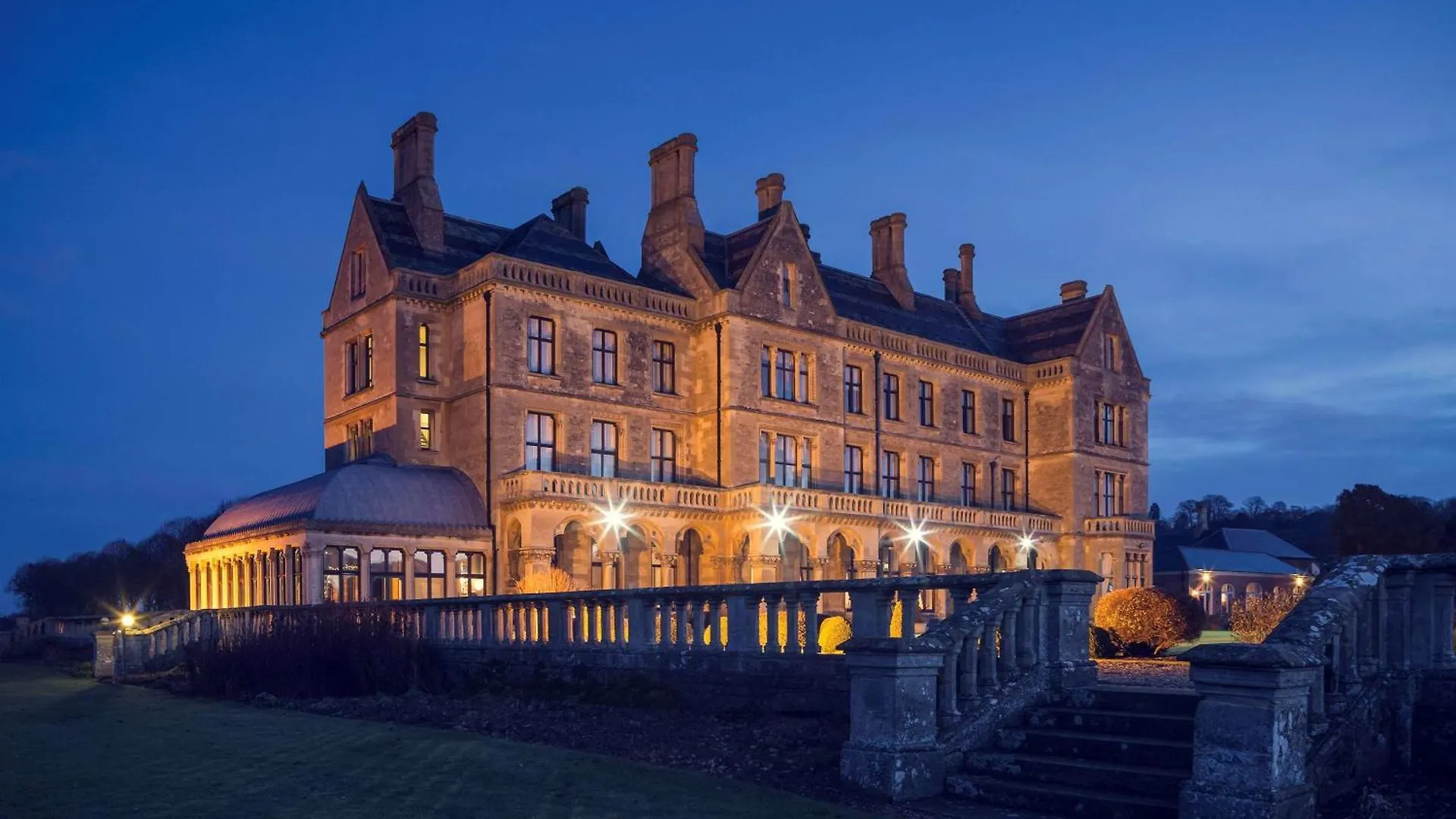 4 Smart Hotels Near Heritage Motor Centre Worth Booking