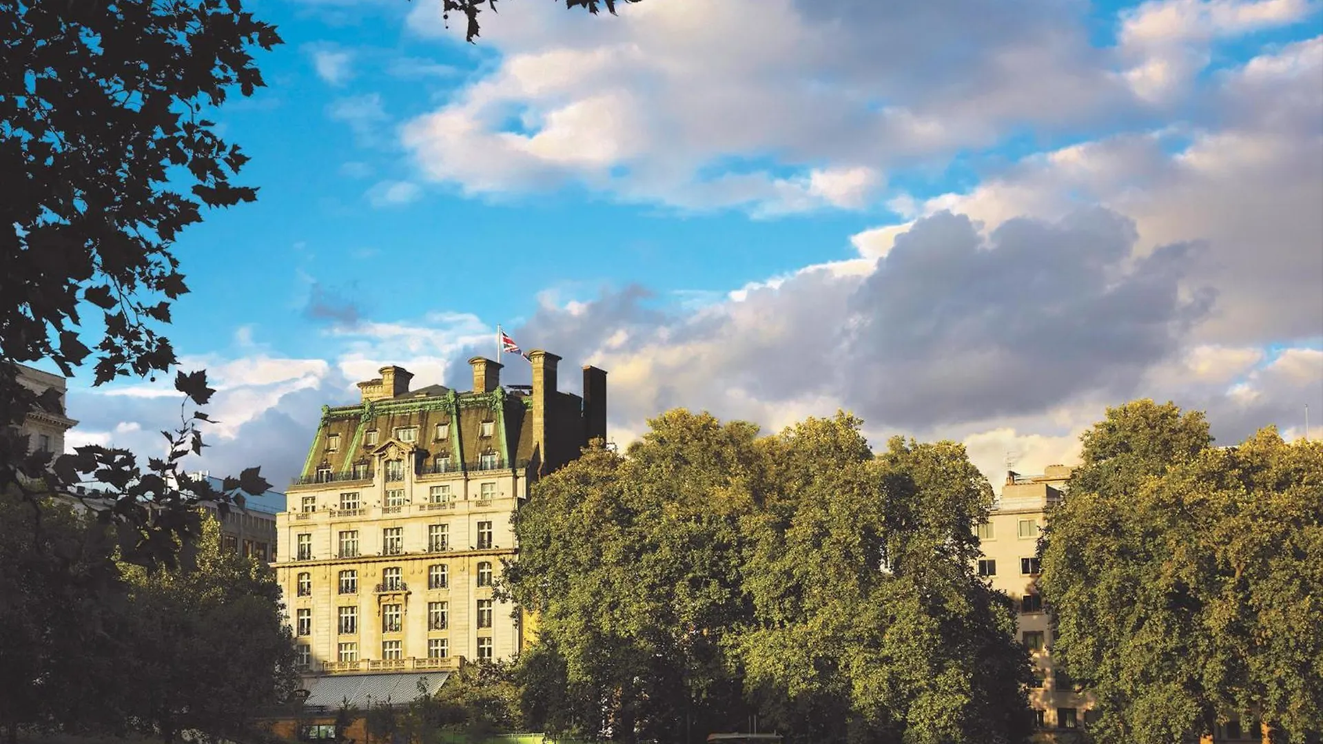 15 Romantic Hotels in London's West End Worth Booking